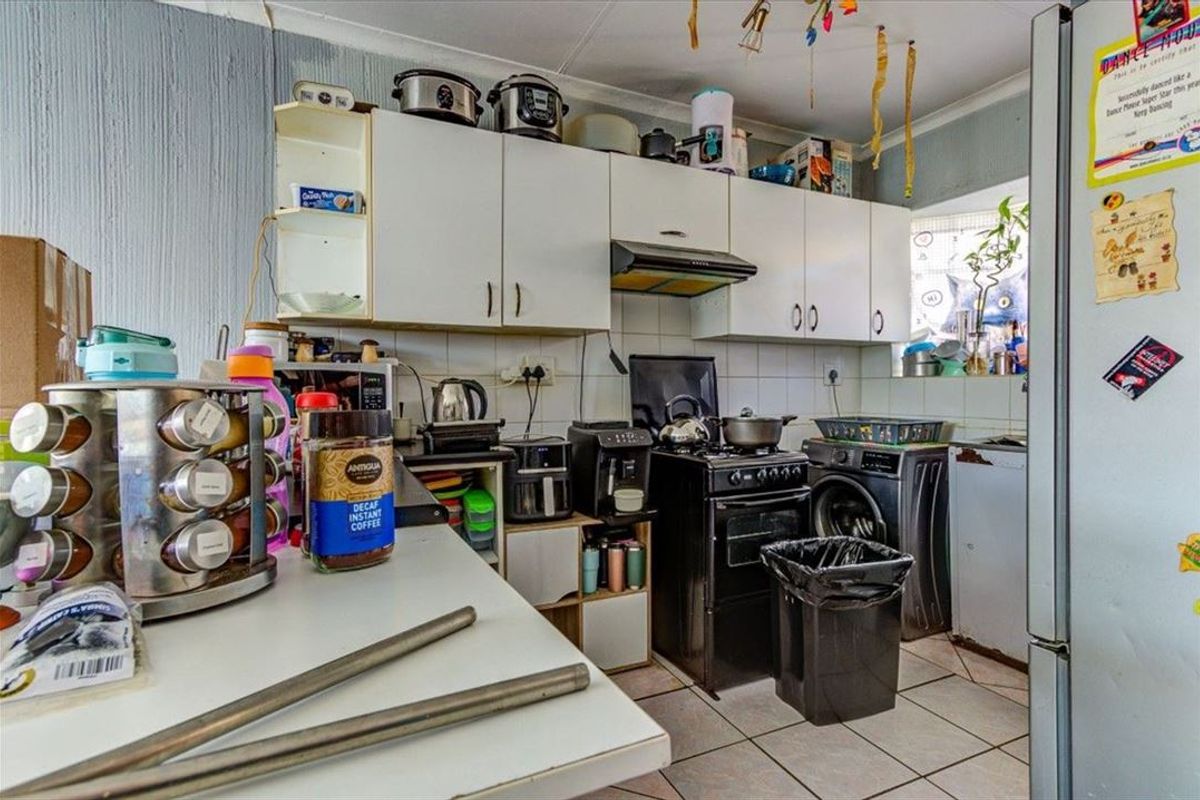 2 Bedroom townhouse with own private garden clos to a shopping centre and schools - Photo 3