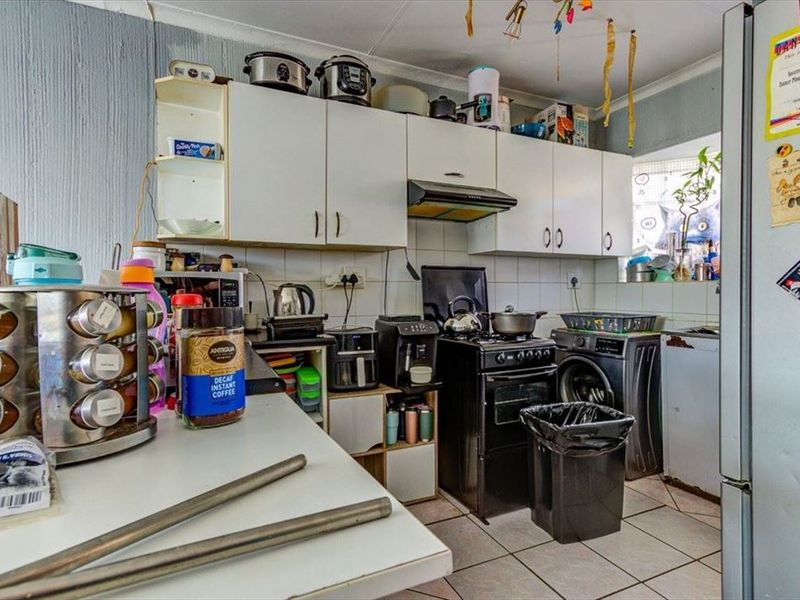 2 Bedroom townhouse with own private garden clos to a shopping centre and schools - Photo 3