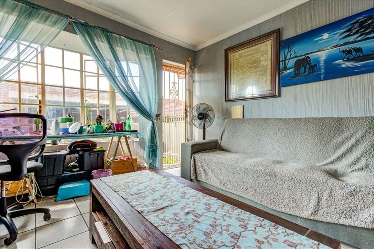 2 Bedroom townhouse with own private garden clos to a shopping centre and schools - Photo 2