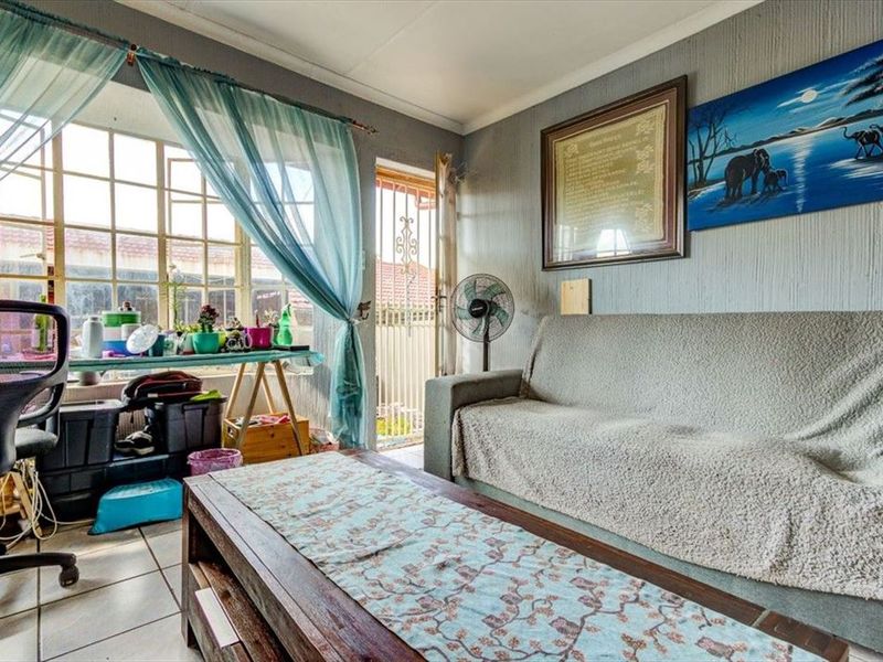 2 Bedroom townhouse with own private garden clos to a shopping centre and schools - Photo 2
