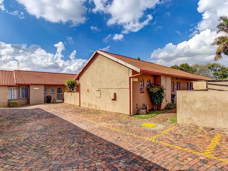 2 Bedroom townhouse with own private garden clos to a shopping centre and schools - Photo 10