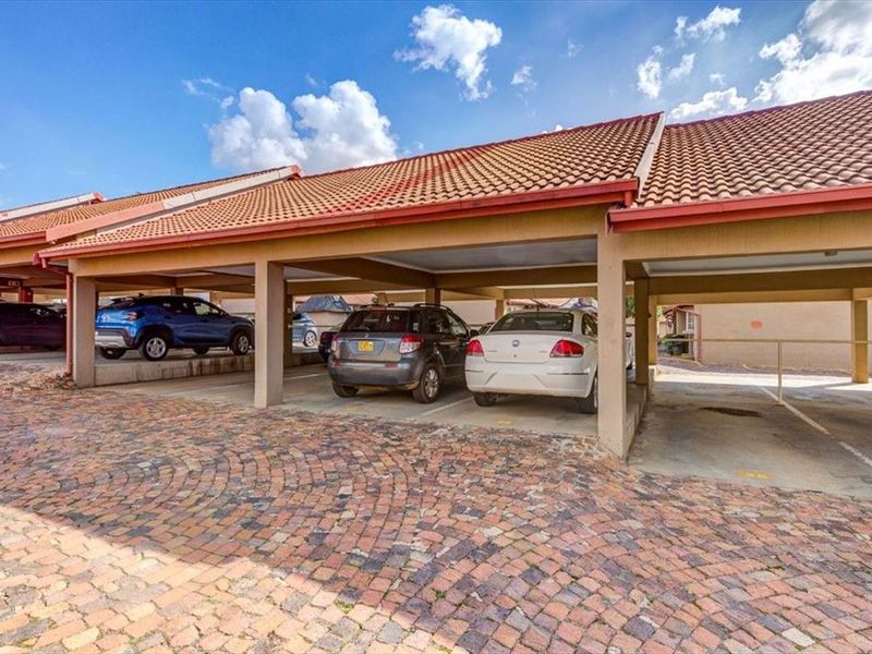 2 Bedroom townhouse with own private garden clos to a shopping centre and schools - Photo 9