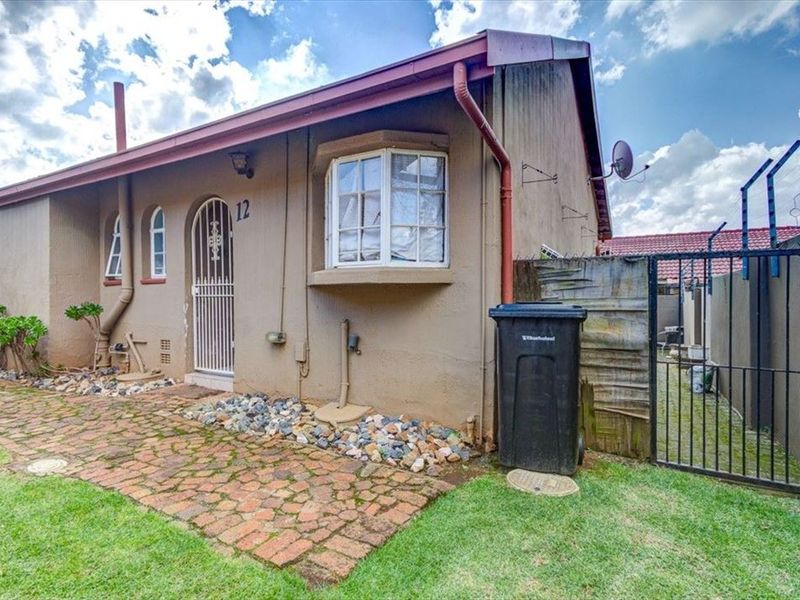 2 Bedroom townhouse with own private garden clos to a shopping centre and schools - Photo 8