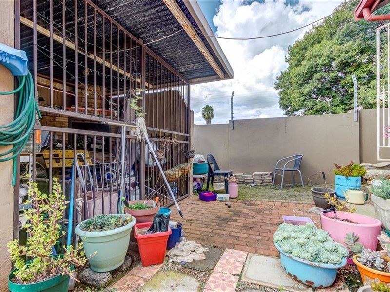 2 Bedroom townhouse with own private garden clos to a shopping centre and schools - Photo 7