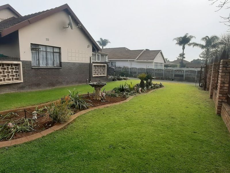 Beautiful Home on Large Stand  & flatlet! - Photo 1