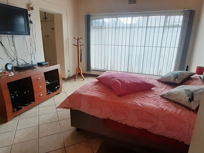 Beautiful Home on Large Stand  & flatlet! - Photo 10