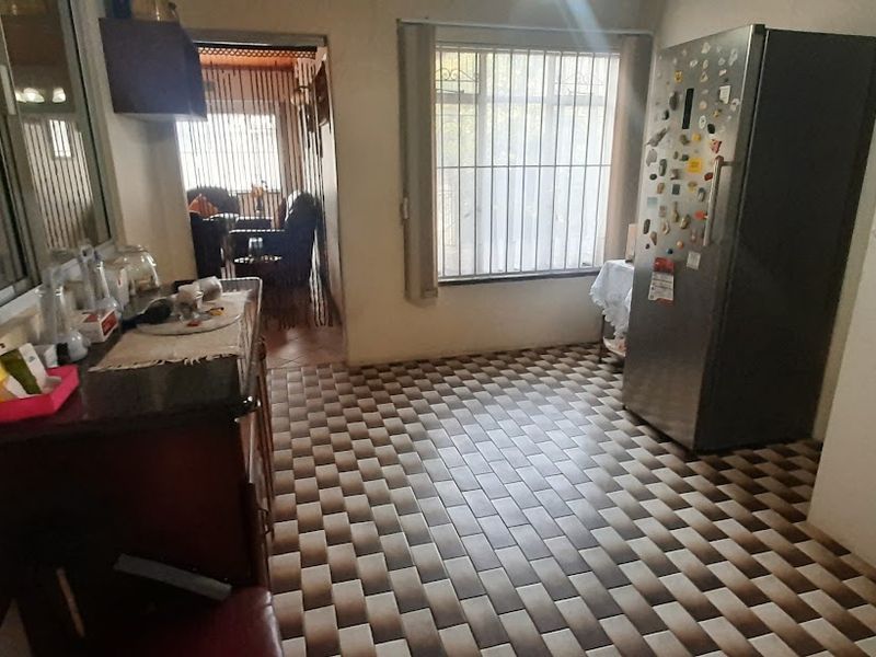Beautiful Home on Large Stand  & flatlet! - Photo 8