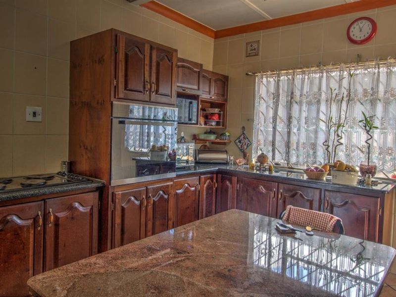 Beautiful Home on Large Stand  & flatlet! - Photo 7