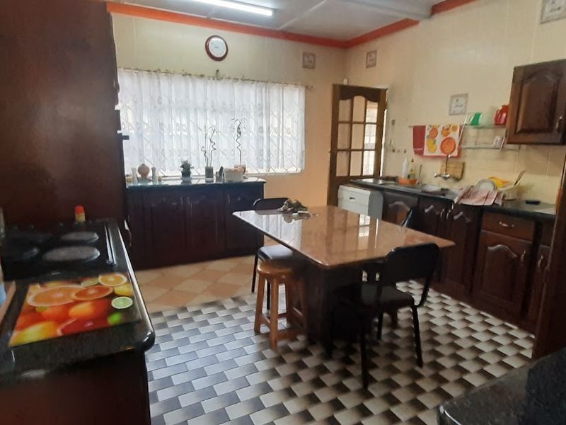 Beautiful Home on Large Stand  & flatlet! - Photo 6