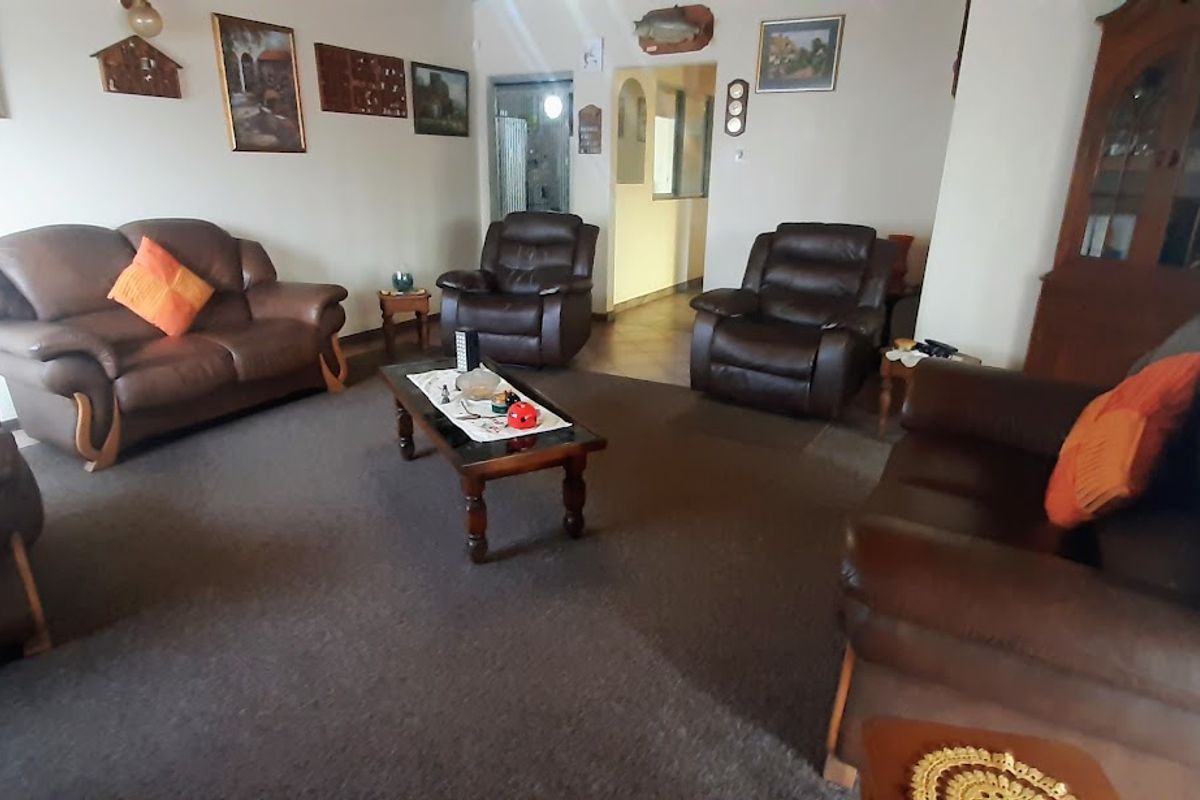 Beautiful Home on Large Stand  & flatlet! - Photo 5