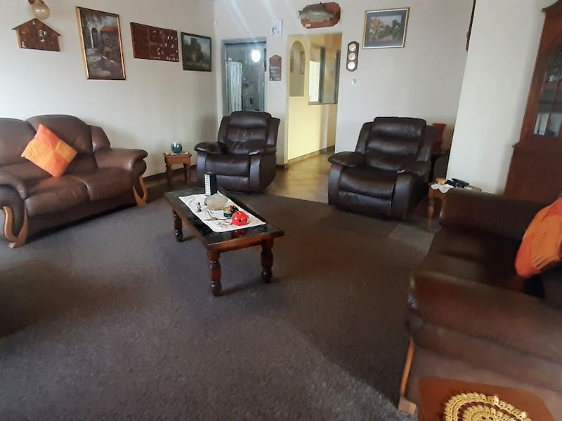 Beautiful Home on Large Stand  & flatlet! - Photo 5