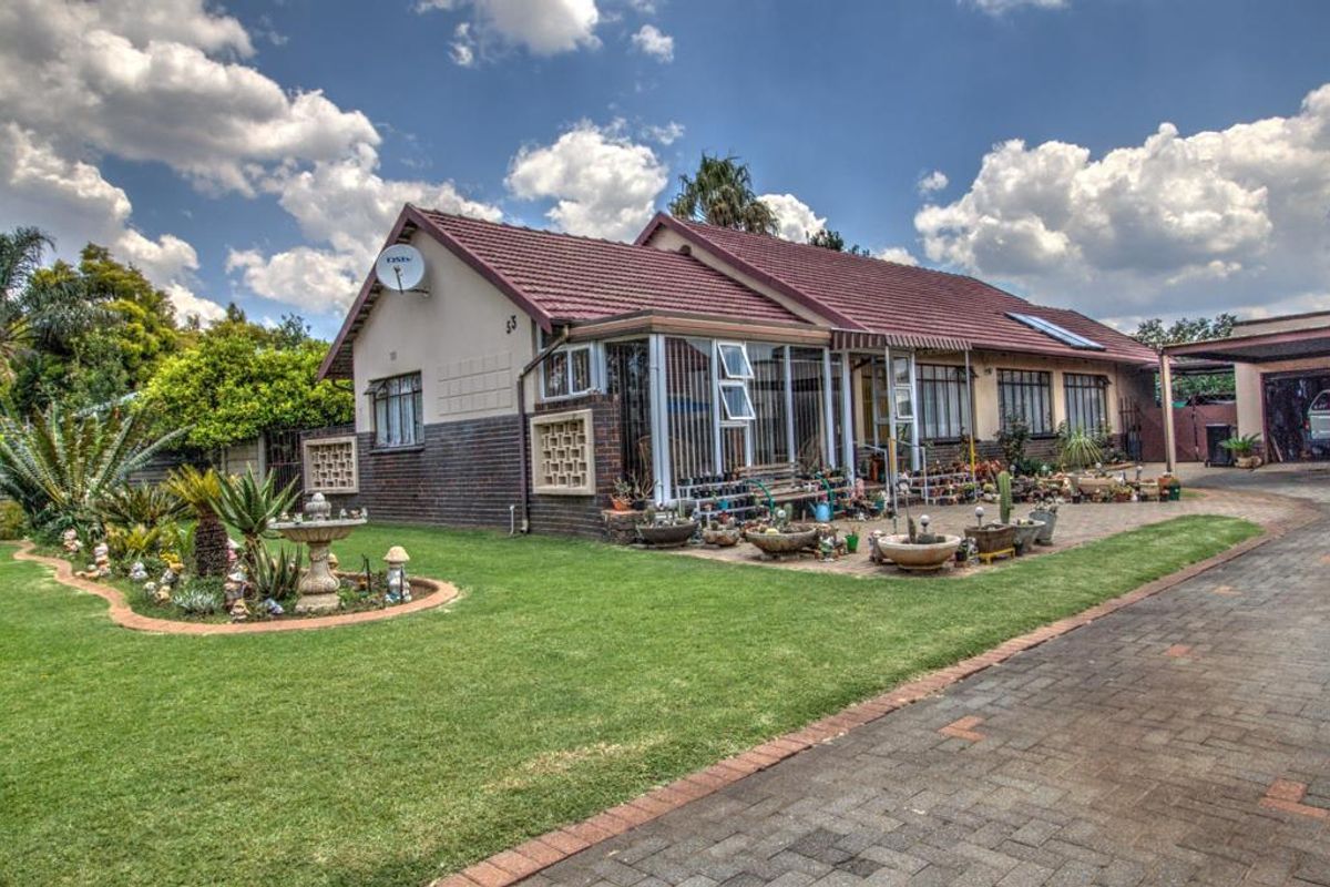 Beautiful Home on Large Stand  & flatlet! - Photo 2