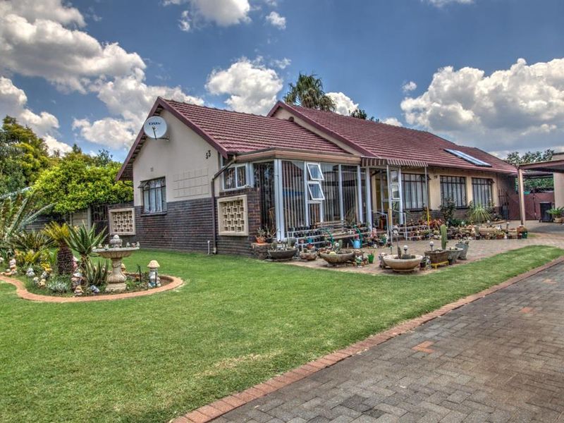 Beautiful Home on Large Stand  & flatlet! - Photo 2