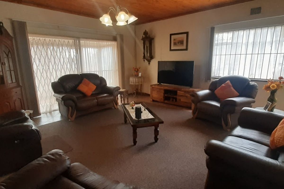 Beautiful Home on Large Stand  & flatlet! - Photo 4