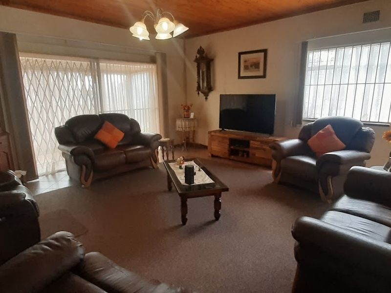 Beautiful Home on Large Stand  & flatlet! - Photo 4