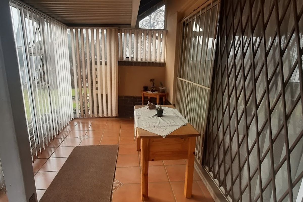 Beautiful Home on Large Stand  & flatlet! - Photo 3