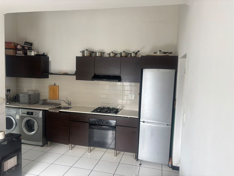 SPACIOUS 1 BED APARTMENT - Photo 4