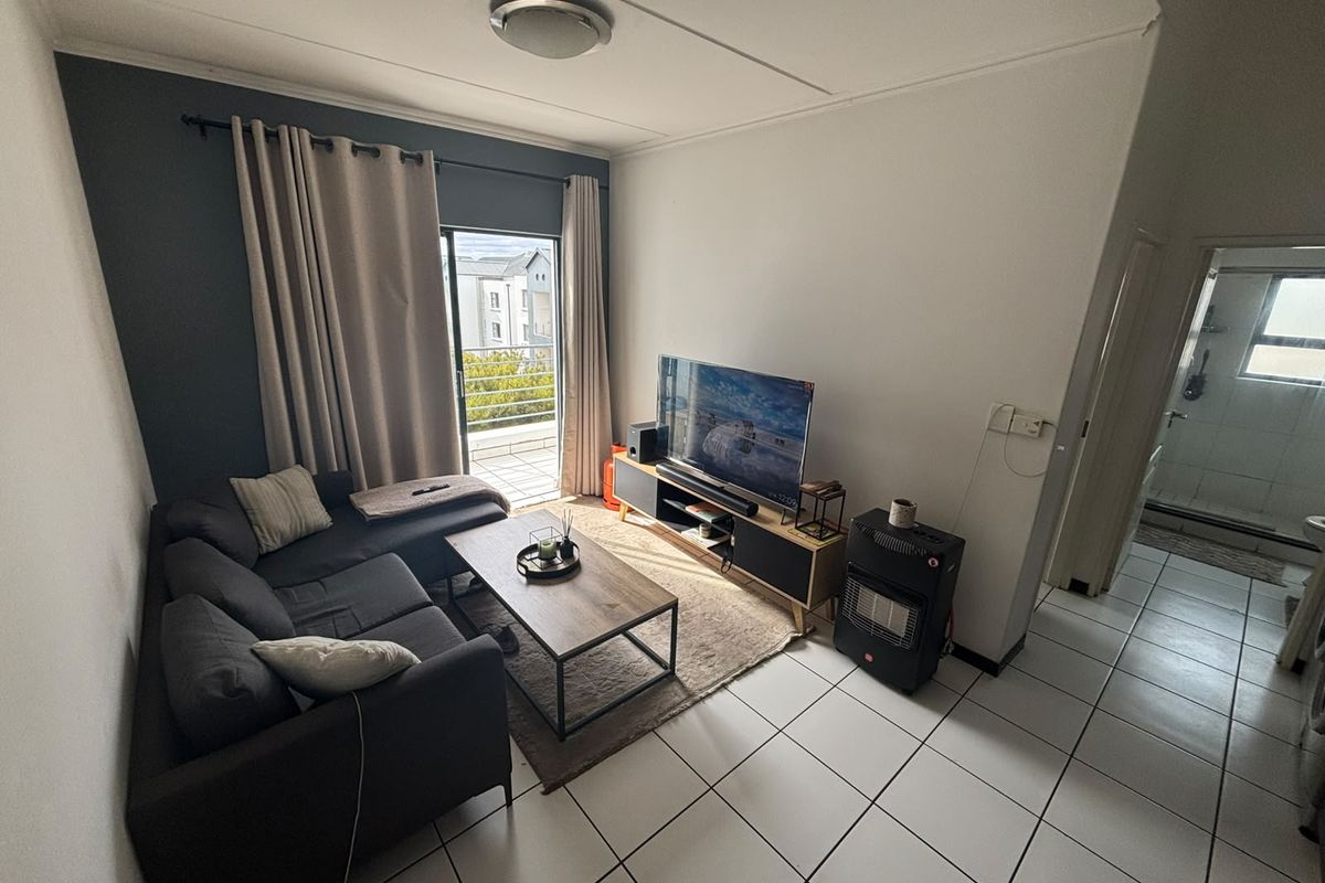 SPACIOUS 1 BED APARTMENT - Photo 3