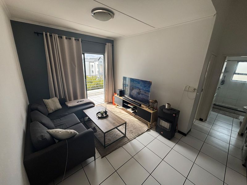 SPACIOUS 1 BED APARTMENT - Photo 3