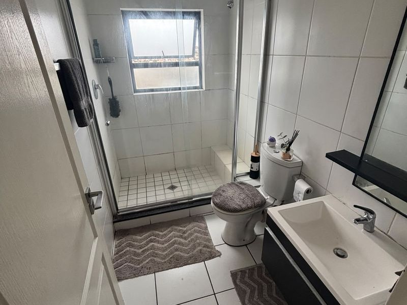 SPACIOUS 1 BED APARTMENT - Photo 7