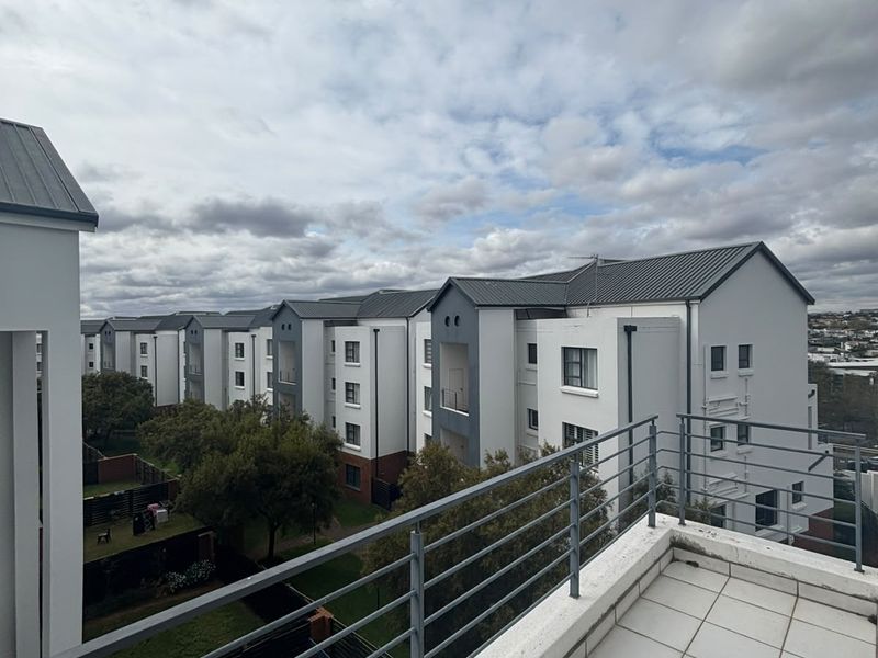 SPACIOUS 1 BED APARTMENT - Photo 8