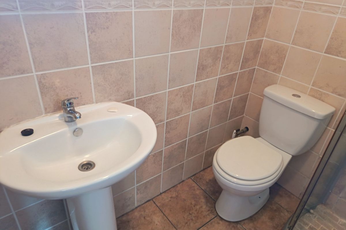 Two houses for the price of one in Henley on Klip - Photo 4