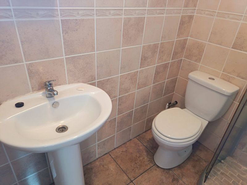 Two houses for the price of one in Henley on Klip - Photo 4