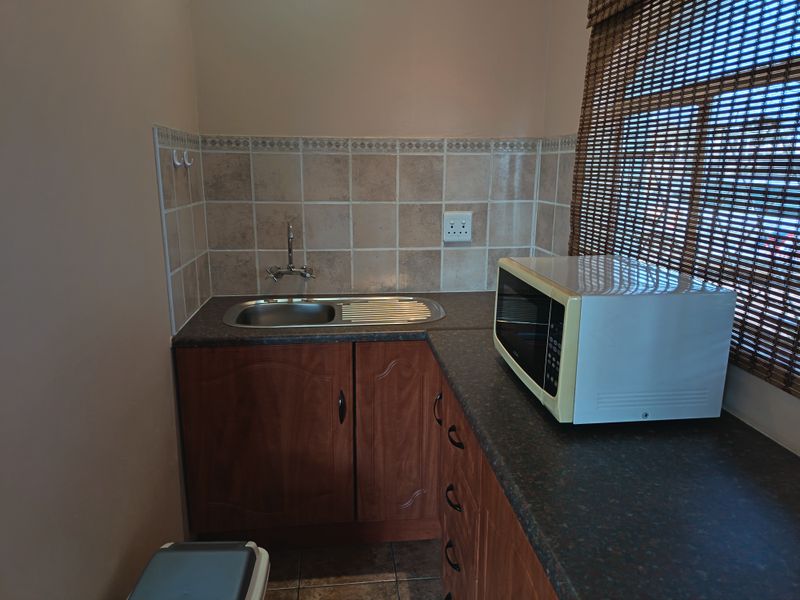Two houses for the price of one in Henley on Klip - Photo 6