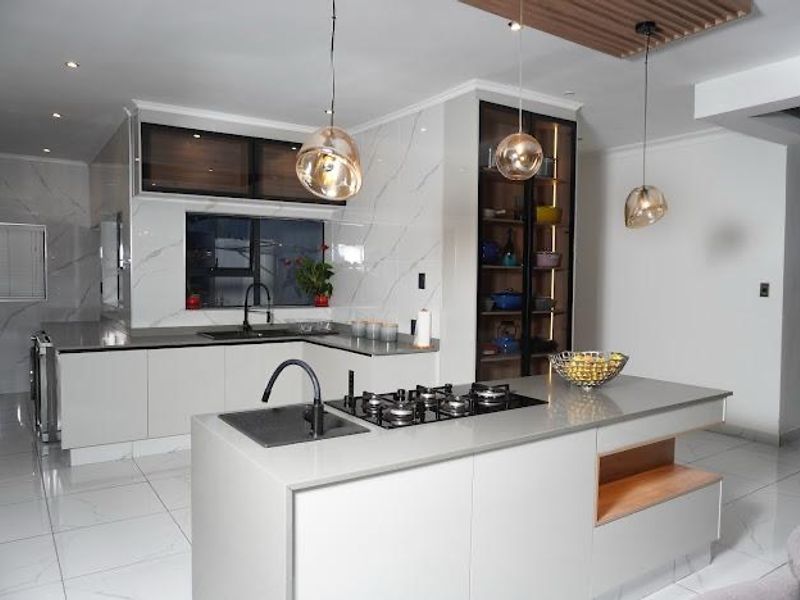 3 Bed Spacious semi furnished home - Photo 1