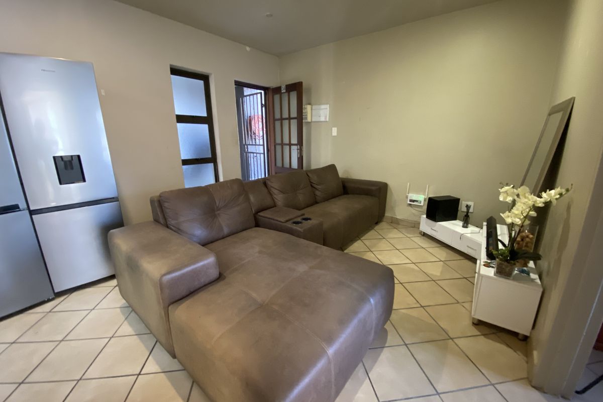 2 BEDROOM APARTMENT TO LET - Photo 2