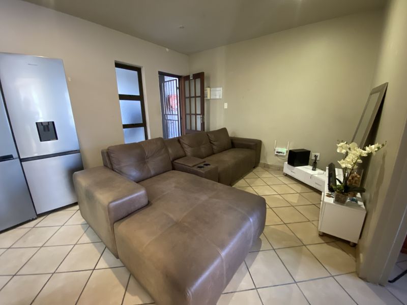 2 BEDROOM APARTMENT TO LET - Photo 2