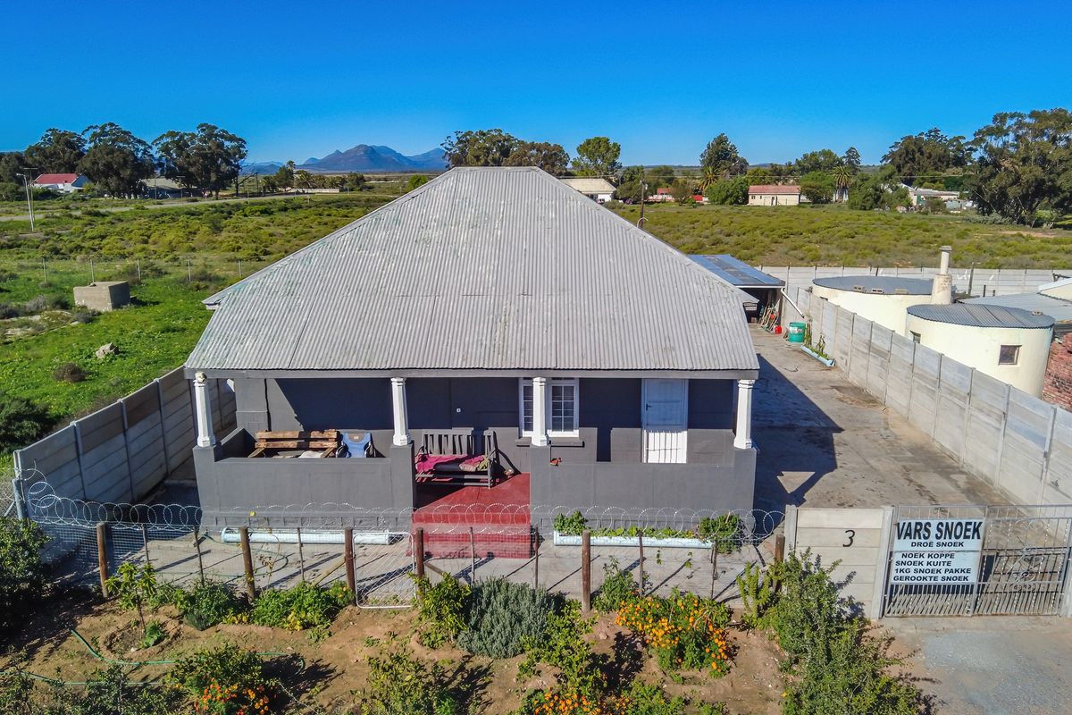 Space for the Whole Family – Two Homes on One Expansive Property - Photo 2
