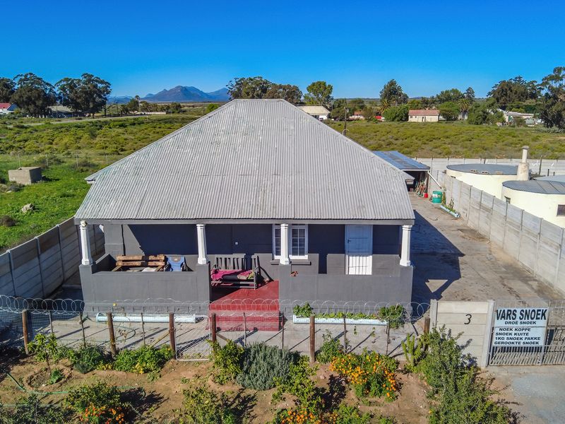 Space for the Whole Family – Two Homes on One Expansive Property - Photo 2