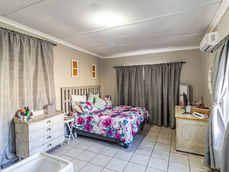 Space for the Whole Family – Two Homes on One Expansive Property - Photo 8