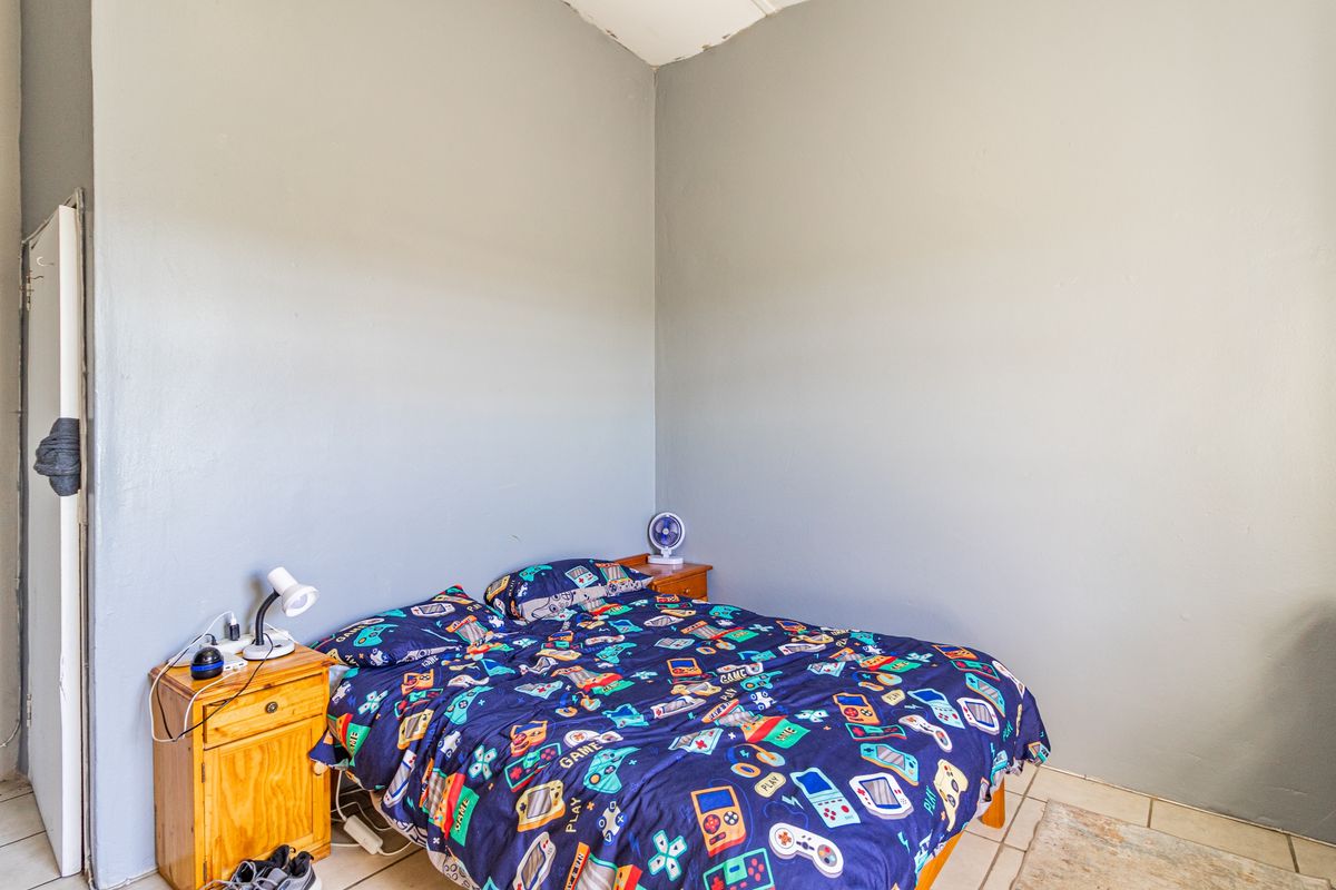 Space for the Whole Family – Two Homes on One Expansive Property - Photo 5