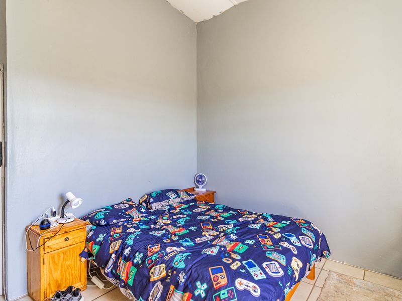 Space for the Whole Family – Two Homes on One Expansive Property - Photo 5