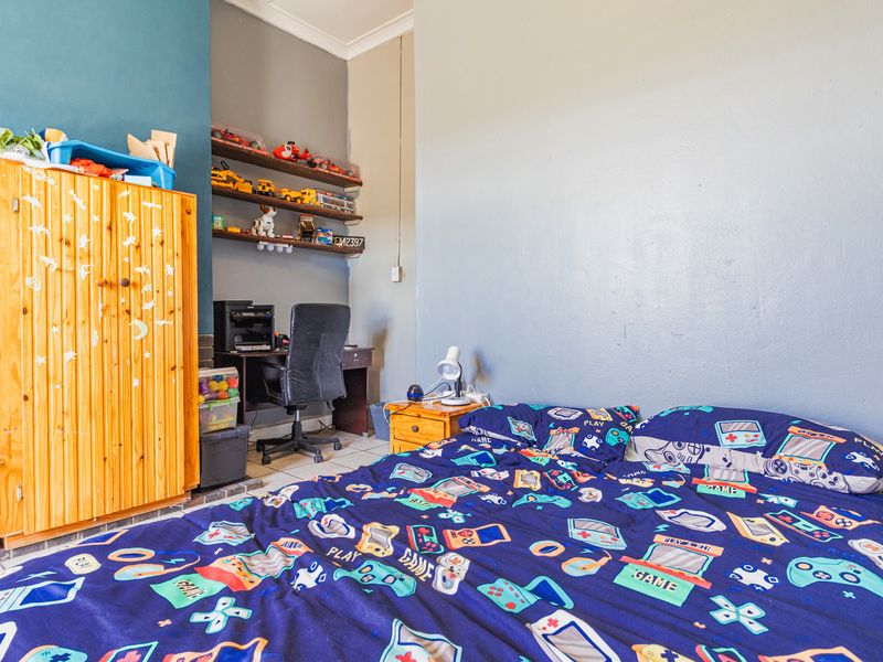 Space for the Whole Family – Two Homes on One Expansive Property - Photo 6