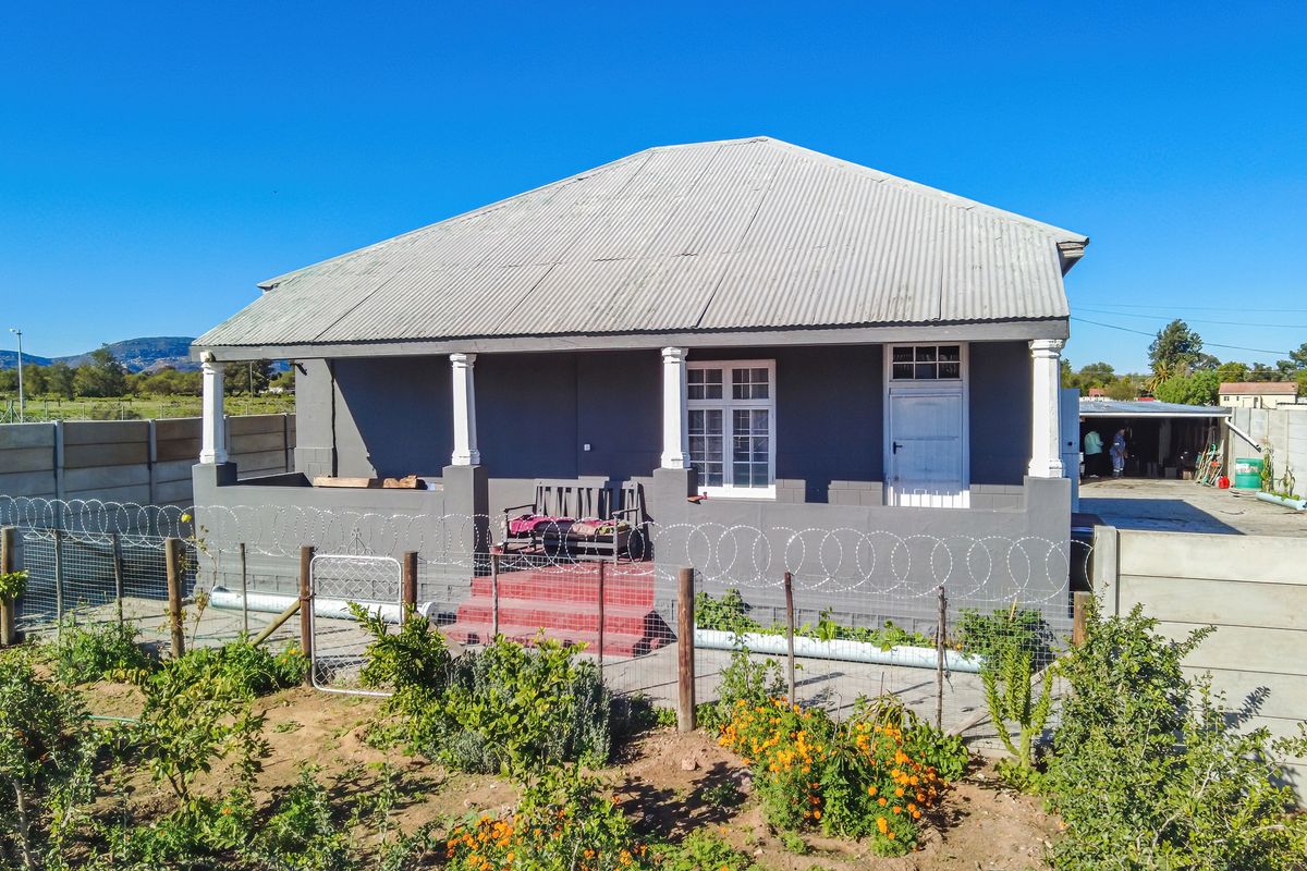 Space for the Whole Family – Two Homes on One Expansive Property - Photo 3