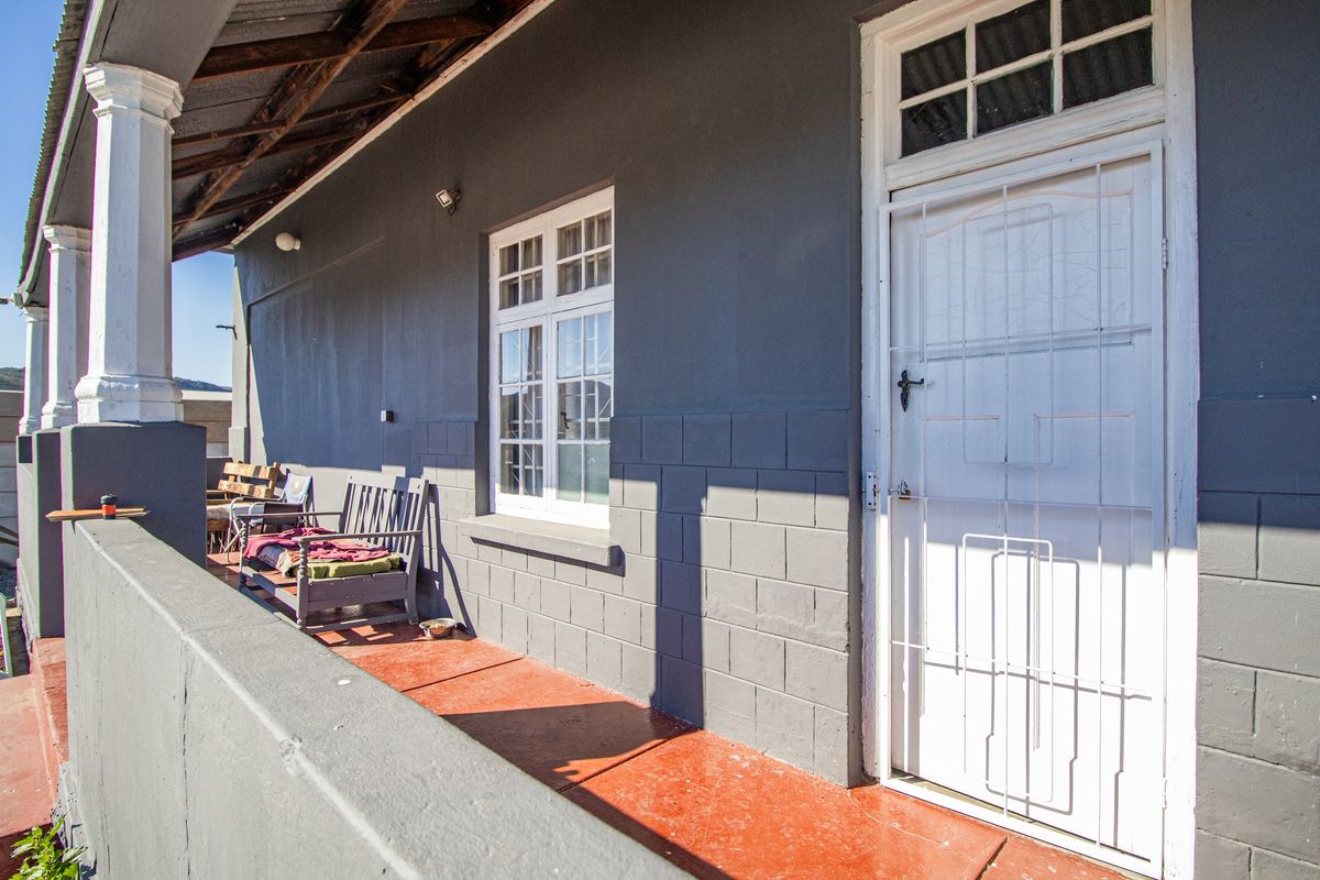 Space for the Whole Family – Two Homes on One Expansive Property - Photo 4
