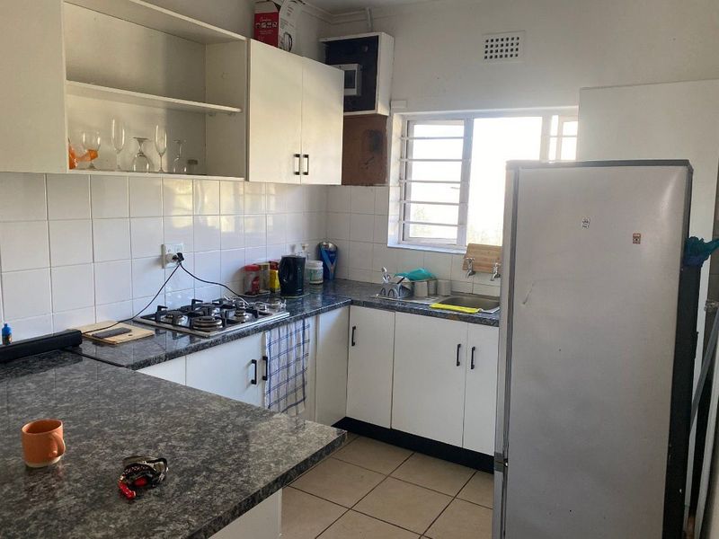 Two Bedroom 1 bathroom North facing unit with a balcony in the heart of Rondebosch - Photo 8