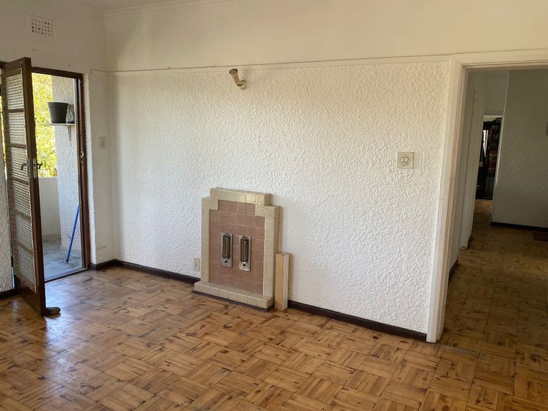 Two Bedroom 1 bathroom North facing unit with a balcony in the heart of Rondebosch - Photo 6