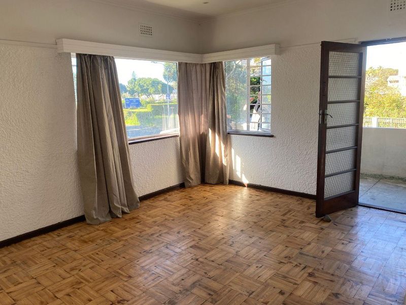 Two Bedroom 1 bathroom North facing unit with a balcony in the heart of Rondebosch - Photo 4