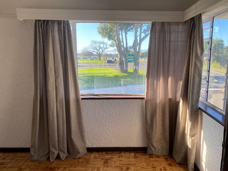 Two Bedroom 1 bathroom North facing unit with a balcony in the heart of Rondebosch - Photo 5