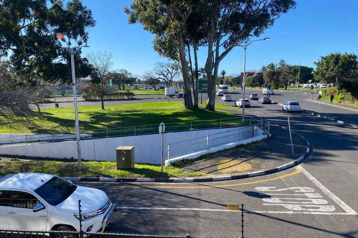 Two Bedroom 1 bathroom North facing unit with a balcony in the heart of Rondebosch - Photo 2