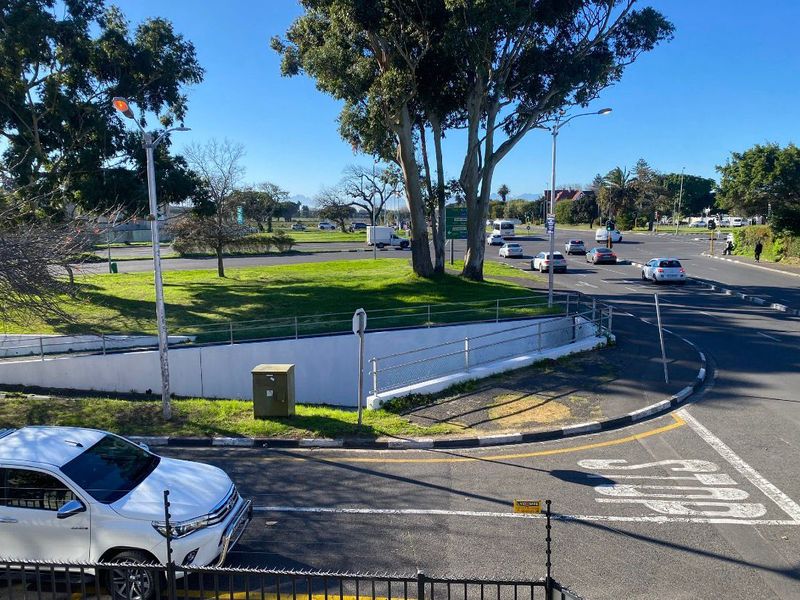 Two Bedroom 1 bathroom North facing unit with a balcony in the heart of Rondebosch - Photo 2
