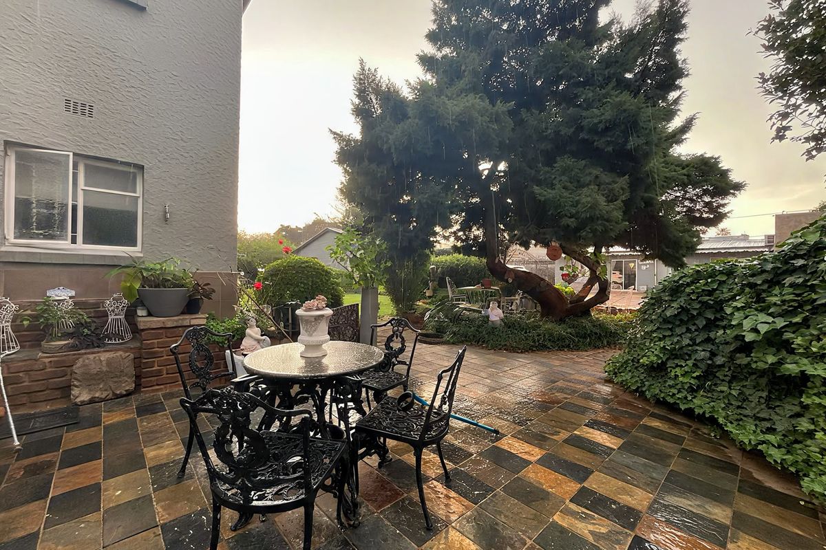 Immaculate Family Home in Dalview - Photo 4