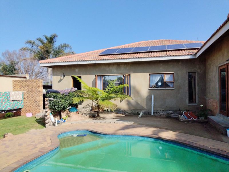 Spacious 4-Bedroom Family Home with Income-Generating Flat in Airfield, Benoni. - Photo 1