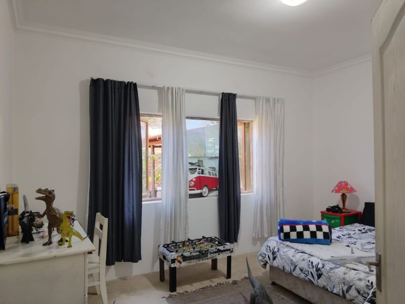 Spacious 4-Bedroom Family Home with Income-Generating Flat in Airfield, Benoni. - Photo 10
