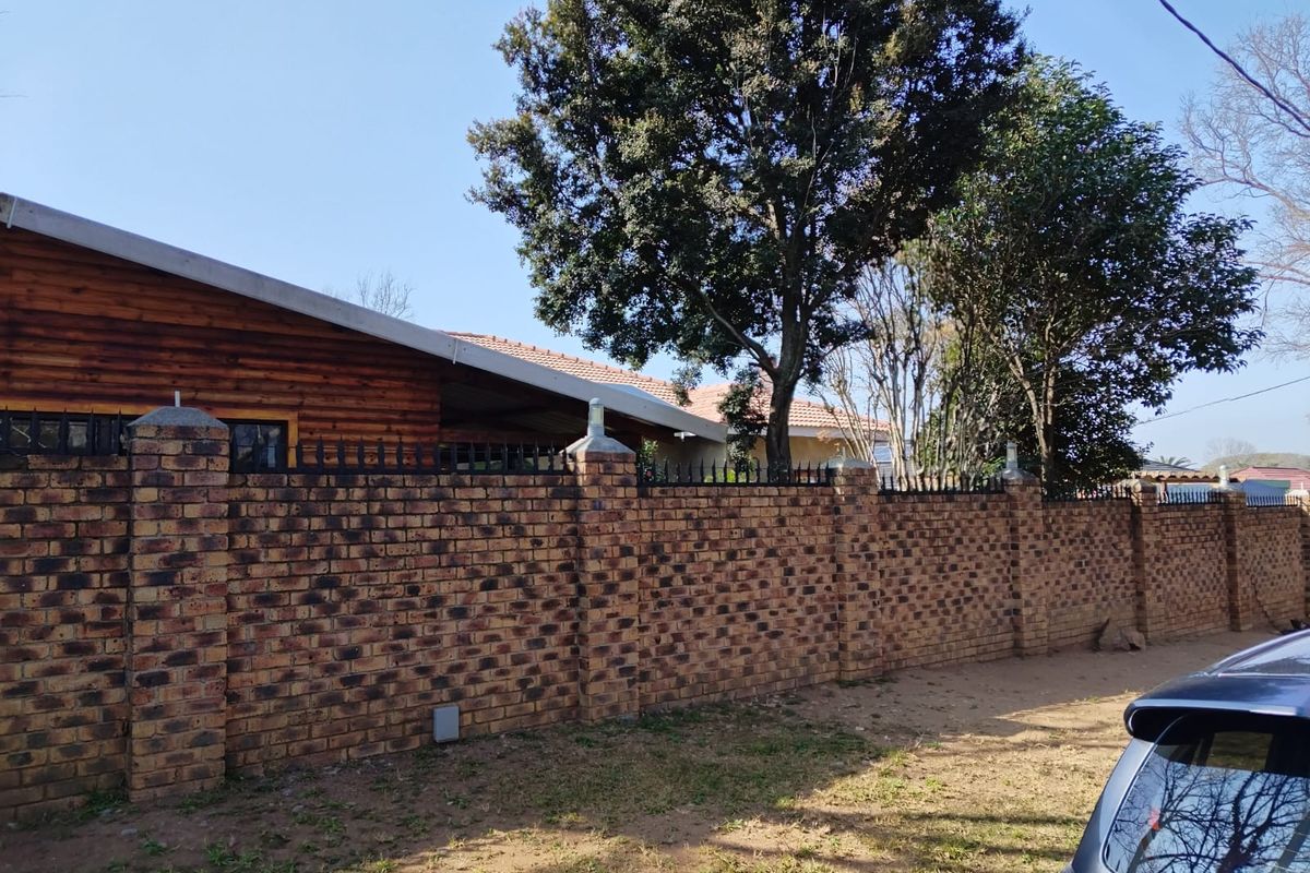 Spacious 4-Bedroom Family Home with Income-Generating Flat in Airfield, Benoni. - Photo 2