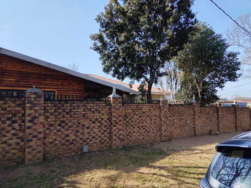 Spacious 4-Bedroom Family Home with Income-Generating Flat in Airfield, Benoni. - Photo 2
